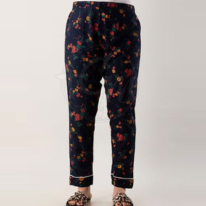 Conjunto de pijama de algodón de lujo para mujer con camisa con botones y pantalón a juego para relajarse en casa. - Product Image 4