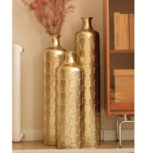 Conjunto de jarrones altos dorados con patrones decorativos para un ambiente lujoso y espléndido - Product Image 1