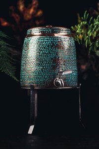 Urne à eau en cuivre faite à la main avec robinet, distributeur de boissons en cuivre pur, récipient à eau traditionnel pour la maison - Product Image 5
