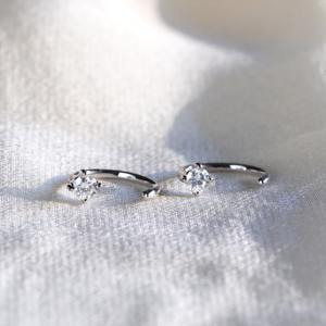 Pendientes de Aro Abierto de Oro Blanco de 10K con Diamante Cultivado en Laboratorio de 0.20 Ct, Corte Redondo, Joyería Delicada, Elegante y Minimalista, Regalo para Mujer, Fiesta - Product Image 3