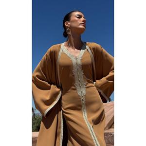 Ensemble kaftan en soie deux pièces avec tissu crêpe moutarde chaud, sans manches, col en V, boutons faits main Sfifa - Prêt pour l'hiver - Product Image 6