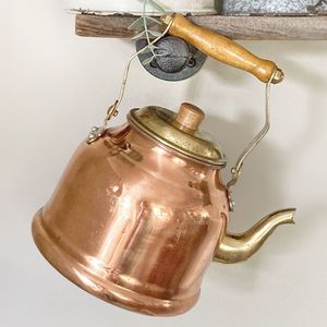 Tetera decorativa de cobre martillado con mango de madera para diseño de interiores de cocina de lujo, decoración del hogar, hoteles y restaurantes. - Product Image 1