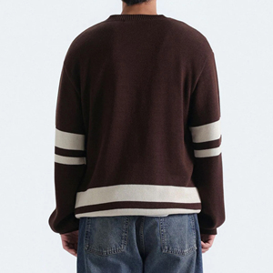 Pull en tricot à col en V pour homme, surdimensionné, marron avec rayures blanches, style preppy, pull à col rond brodé - Product Image 5