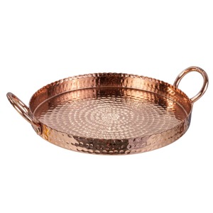 Plateau de service rond en cuivre portable au design contemporain avec texture martelée et deux poignées pour la décoration de table - Product Image 1