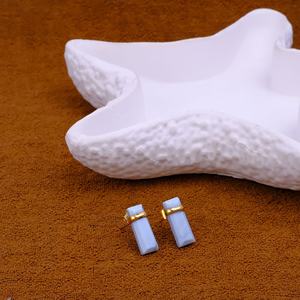 ต่างหูแบบแท่งทรงสี่เหลี่ยมผืนผ้าทำมือจากทองเหลืองประดับโอปอลสีน้ำเงิน ชุบทองคำขาวและทองคำ ดีไซน์เรียบง่ายทันสมัยสำหรับผู้หญิง - Product Image 3