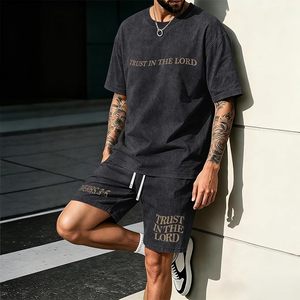 Conjunto de 2 Piezas para Hombre, Camiseta Oversize con Gráfico de Jesús Cristiano y Pantalones Cortos con Lavado Ácido, Atuendo Casual con la Frase 'Confía en el Señor' - Product Image 2