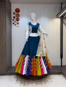Conjunto Premium de Chaniya Choli de Seda y Algodón Bombay con Borde de Monedas y Dupatta de Georgette para Bodas y Navratri - Product Image 2