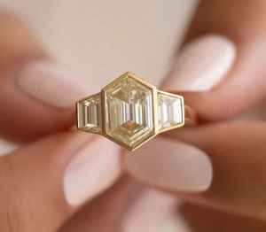 แหวนเพชรทรงหกเหลี่ยมและทรงบาแก็ตต์แบบโมเดิร์น ประดับเพชรแล็บสามเม็ด ทองคำขาว 14k สำหรับผู้หญิง ของขวัญแต่งงานสำหรับเพื่อนเจ้าสาว - Product Image 6