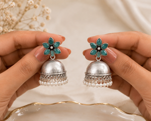 Boucles d'oreilles Jhumka indiennes vintage en laiton argenté oxydé et jade, avec perles d'imitation, bijoux ethniques bohèmes tendance pour femme - Product Image 5