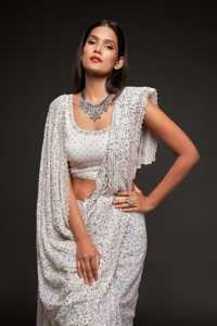 Sari de Lujo con Lentejuelas Pesadas, Diseño Indio para Bodas y Fiestas, Sari de Georgette con Brillo Holográfico y Lentejuelas, con Blusa - Product Image 3