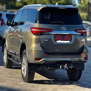 Toyota Fortuner SUV en Excelentes Condiciones, Uso Diario, Tracción en las Cuatro Ruedas, Neumáticos R19, Asientos de Cuero, Interior Oscuro, Diésel, Cámara Trasera - Product Image 3