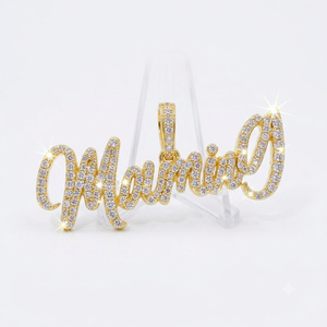 Collier tendance en argent 925 plaqué or, personnalisé avec un script cursive, serti de diamants naturels, pendentif fin - Product Image 1