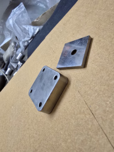 Placas Metálicas Perforadas de Latón Personalizadas, Mecanizadas por CNC para Soporte de Construcción y Fijación de Farolas - Product Image 6