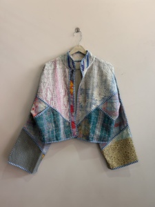 เสื้อแจ็คเก็ตคันธาอินเดียทำมือแบบควิลท์สไตล์โบโฮ วินเทจ แบบกลับด้านได้ ไซส์เดียว ขายส่งจำนวนมาก - Product Image 2