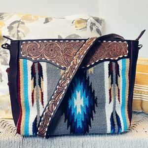 Listo para stock, manta de sillín de cuero occidental bohemio, bolso de mano, monedero con borlas florales, decoración de flores - Product Image 1