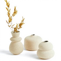 Ensemble de vases en céramique de forme ronde, finition crème mate, récipient sculptural minimaliste pour la décoration intérieure Japandi