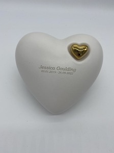 Urne funéraire en forme de cœur rouge avec support mains blanches pour cendres d'adultes, urne décorative pour cendres, fourniture funéraire, urne souvenir en forme de cœur - Product Image 3