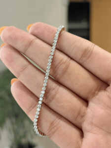 Bracelet tennis élégant et minimaliste en or 18 carats avec diamants de laboratoire sertis clos, couleur EF, pour elle - Product Image 3