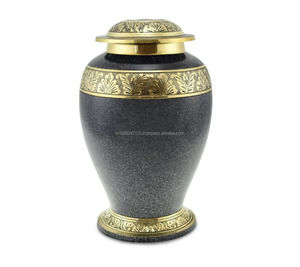 Urne traditionnelle de crémation pour adultes en laiton doré pour le stockage de restes humains avec une sculpture complexe gravée à la main - Product Image 6