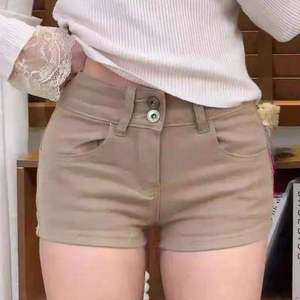 Shorts de mezclilla para mujer con un elegante acabado lavado, comodidad elástica y un look casual moderno, perfectos para guardarropas a la moda. - Product Image 2