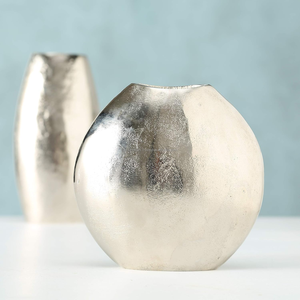 Vase de table sculptural en métal argenté moderne Ligne mince en fonte d'aluminium fabriquée à la main - Product Image 4