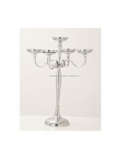 Belle pièce maîtresse de candélabre en aluminium avec une touche élégante pour les tables d'anniversaire et les dîners formels - Product Image 1