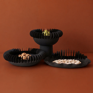 Ensemble de coupelles et de plateaux en métal blanc sculptural avec des accents uniques à nervures côtelées pour servir des aliments et décorer - Product Image 2