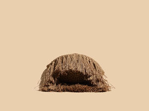 Complementa tus aventuras al aire libre con esta encantadora bolsa de hilo natural con una base con borlas y asas superiores. - Product Image 3