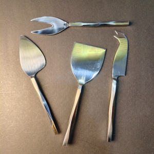 Ensemble d'outils à fromage en acier inoxydable à 4 pièces avec manche torsadé, comprenant une pelle à fromage, un couteau à pointes, une fourchette à fromage et un épandeur pointu - Product Image 3
