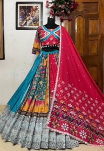 Ensemble Lehenga Choli multicolore de créateur pour Navratri, en coton mousseline lourd, avec broderie Gota Patti et travail de miroirs véritable, idéal pour les festivals - Product Image 6