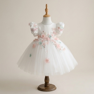 Robe de Demoiselle d'Honneur Artisanale en Satin Ivoire Uni, Faite à la Main avec Appliques 3D de Fleurs Roses, Manches Bouffantes en Tulle, Style Princesse pour Mariage et Anniversaire - Product Image 1