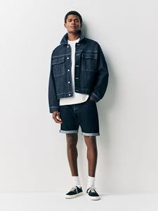 Veste en jean décontractée pour homme, confectionnée avec un tissu doux et résistant, coupe décontractée, effet délavé élégant et structurée. - Product Image 2