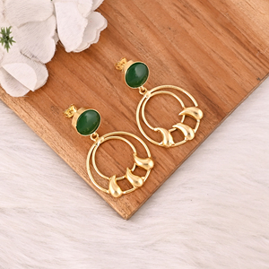 Boucles d'oreilles tendance en laiton plaqué or avec pierres vertes hydro-gemmes, bijoux de mode faits à la main pour femmes - Product Image 3