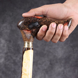 Canne de marche en bois avec design artisanal unique, bâton de marche en bois gravé sur mesure, canne en bois massif avec poignée décorative - Product Image 4