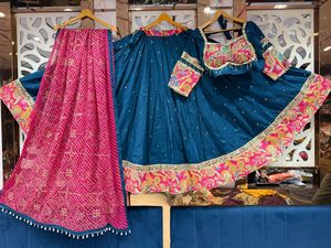 Conjunto de Chaniya Choli de Seda Romana Pura para Mujer, Falda Lehenga Tradicional con Lentejuelas y Espejos, con Borde Vintage y Dupatta Patta - Product Image 3