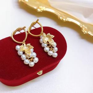 Pendientes Colgantes de Plata S925 Populares con 3-4 Perlas de Agua Dulce con Diseño en Forma de Uva, Agujas para Orejas, Accesorio Elegante y Moderno - Product Image 1