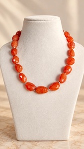 Collier Coraline avec perles de pierres précieuses naturelles, perles ovales facettées et finition polie - Product Image 1