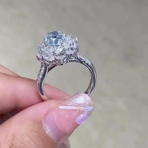 Anillo de Compromiso con Diamante Ovalado Azul de 5 Quilates, Certificado por IGI, Cultivado en Laboratorio, Forma Floral, Oro Blanco de 14K, Anillo de Promesa - Product Image 3