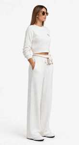 Conjunto de suéter de punto trenzado color blanco roto con cuello redondo y pantalones deportivos de pierna ancha para mujer - Product Image 2
