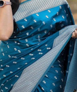 Sari tradicional de seda azul con borde plateado y estampado floral para mujer, ropa étnica india, estilo casual, para todas las estaciones - Product Image 5