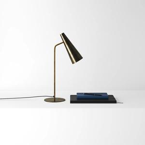 Lámpara de Mesa Contemporánea de Latón con Pantalla Metálica, Elegante Lámpara de Escritorio para Estudio y Espacio de Trabajo - Product Image 2
