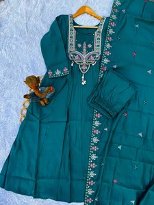 Elegante Traje Anarkali de Seda Romana para Fiesta con Dupatta Bordada y Calado |   Exportación Global de Moda |   Venta al por Mayor B2B - Product Image 4