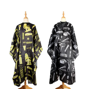 Cape de coiffeur professionnelle confortable et anti-adhésive avec design personnalisable en tissu polyester pour la coupe de cheveux en salon - Product Image 4