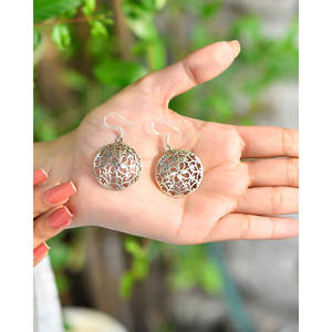 Pendientes de Plata de Ley Tallados Redondos Meera Jaipur - Product Image 2