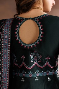 Tenues de soirée shalwar kameez pour femmes, costumes en organza de créateurs pour femmes, vêtements brodés en organza pour femmes. - Product Image 4