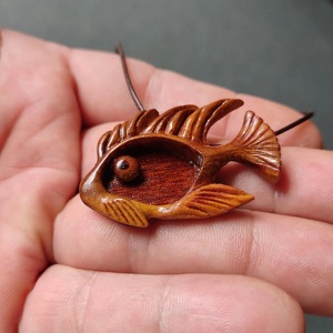 Collier avec pendentif poisson en bois, sculpté à la main, bijoux artisanaux en bois naturel, design artistique pour hommes et femmes - Product Image 6
