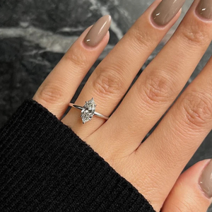Anillo de compromiso de lujo con diamante solitario de 1 quilate, corte marquesa, cultivado en laboratorio, engaste de bisel, claridad VVS, color EF, oro de 14K con rodio. - Product Image 3
