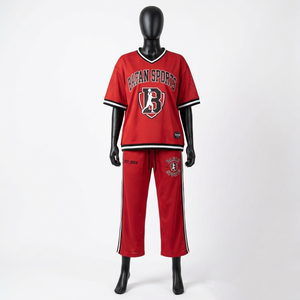 Conjunto de pantalones de malla de poliéster premium de 180 GSM con cuello y mangas con ribete en contraste rojo, panel lateral con franja y logo para mujer. - Product Image 5