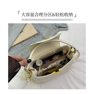 Bolso Bandolera de Lujo al por Mayor Estilo Coreano con Diseño de Letras Grabadas, Bolso de Hombro de Cuero Charol con Superficie Brillante - Product Image 4