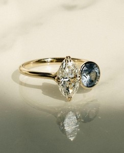 แหวนเพชรทรงมาร์คีส์ 1.51 กะรัต และเพชรทรงกลมสีน้ำเงิน 1.01 กะรัต แบบ Toi Moi สำหรับผู้หญิง ทองคำแท้ 10K ของขวัญสุดพิเศษสำหรับเธอ - Product Image 5